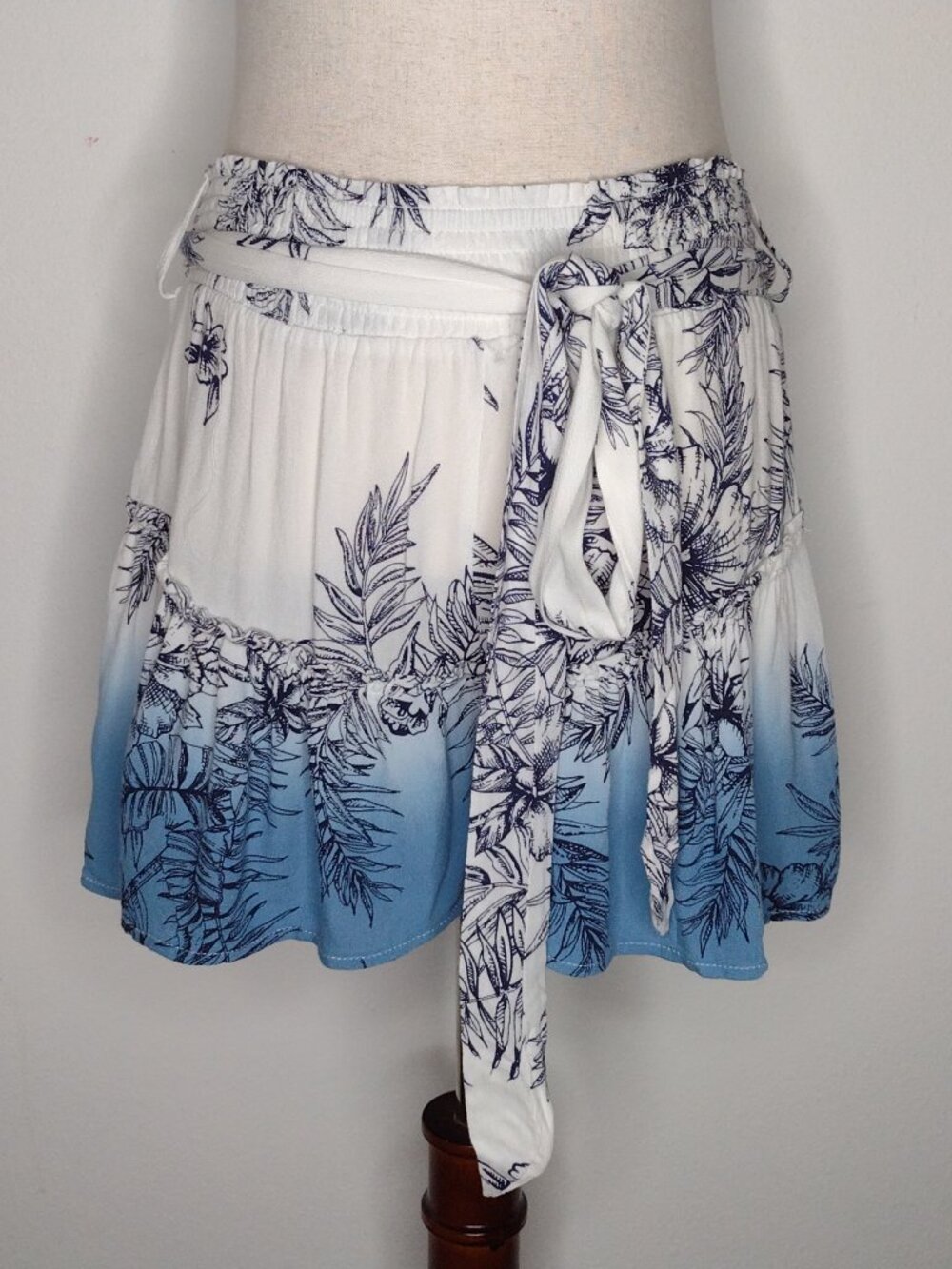 NWT Surf Gypsy Women's White/Blue Floral Shorts Size Medium